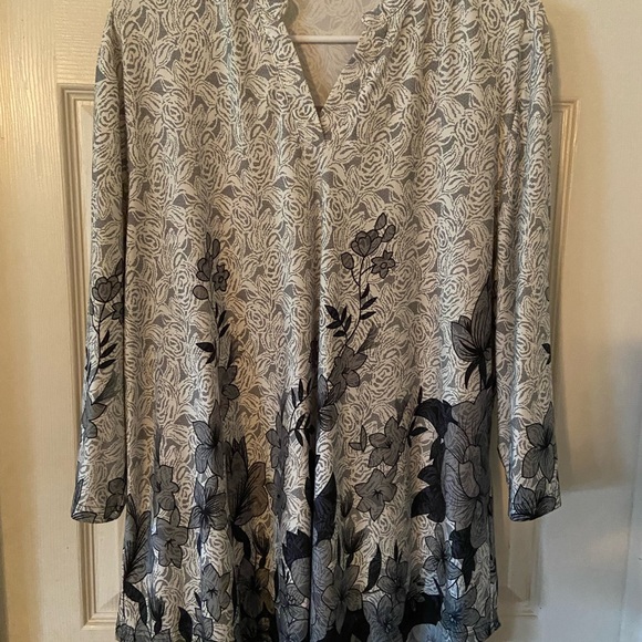 BaiShengGT Tops - Floral Print V-Neck Tunic Top in White and Black